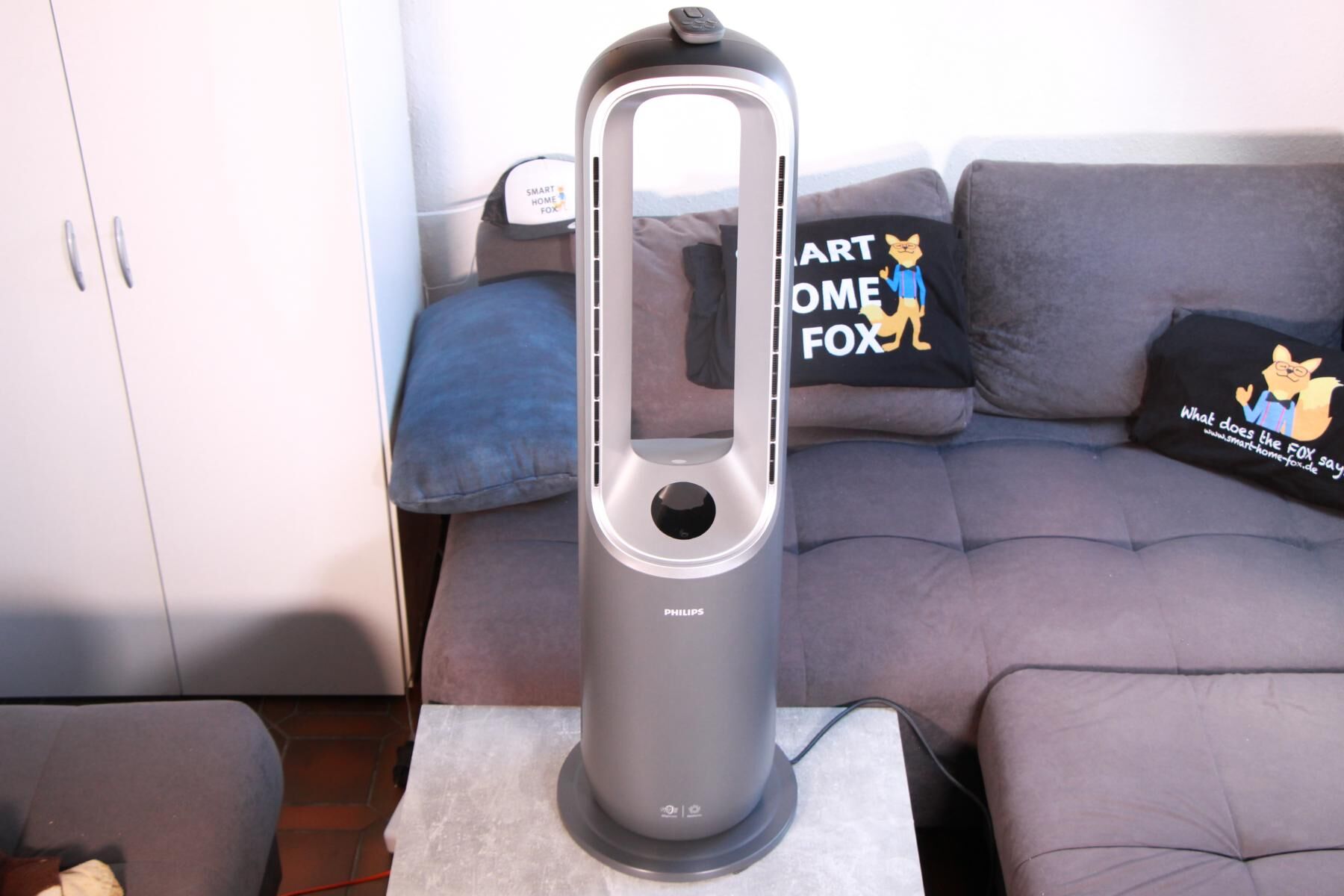 Der Philips Air Performer Series 8000 (AMF870/15) steht auf einem Couchtisch und wird von oben präsentiert.